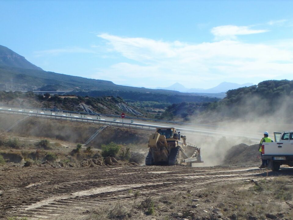 Arqueólogo revisa los trabajos de una máquina para evitar daño al patrimonio cultural