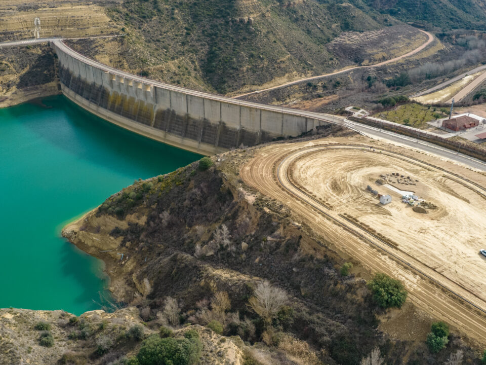 Panorámica vista desde el aire del embalse de Montearagón y la zona en la que se está reconstruyendo el puente de fornillos.