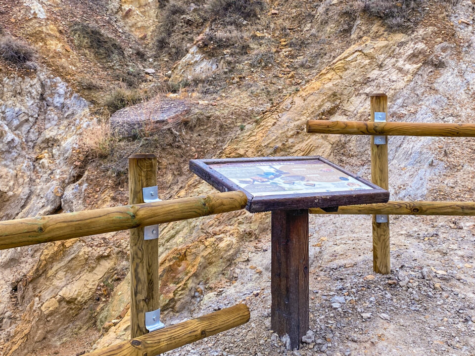 Mesa interpretativa tronco fósil de Ariño