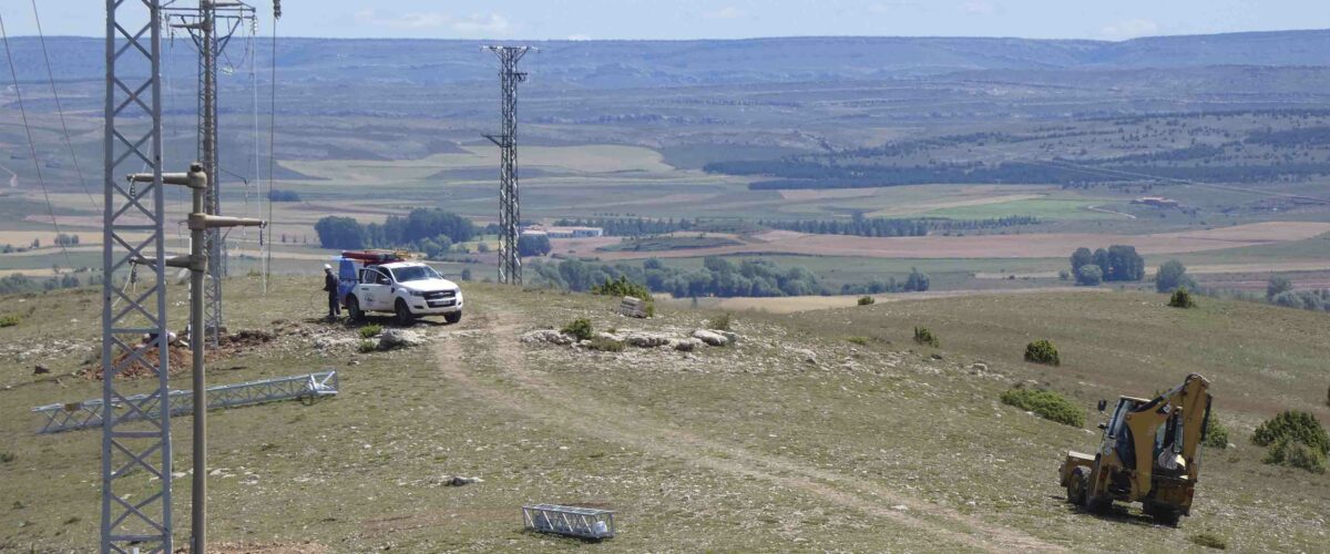 Trabajos de montaje de línea eléctrica en Corbalán