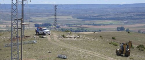Trabajos de montaje de línea eléctrica en Corbalán