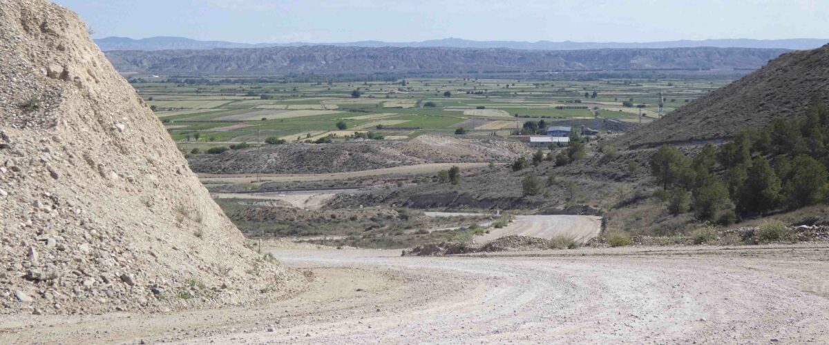 Carretera en obras en las proximidades de Fuentes de Ebro