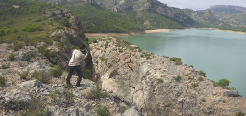 María García tomando una foto al talud desprendido en la presa de Santolea