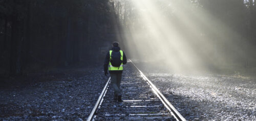Técnico prospectando vía ferroviaria