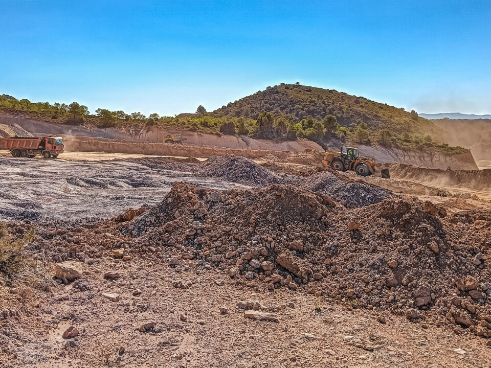 Maquinaria en acción en una explotación a cielo abierto.