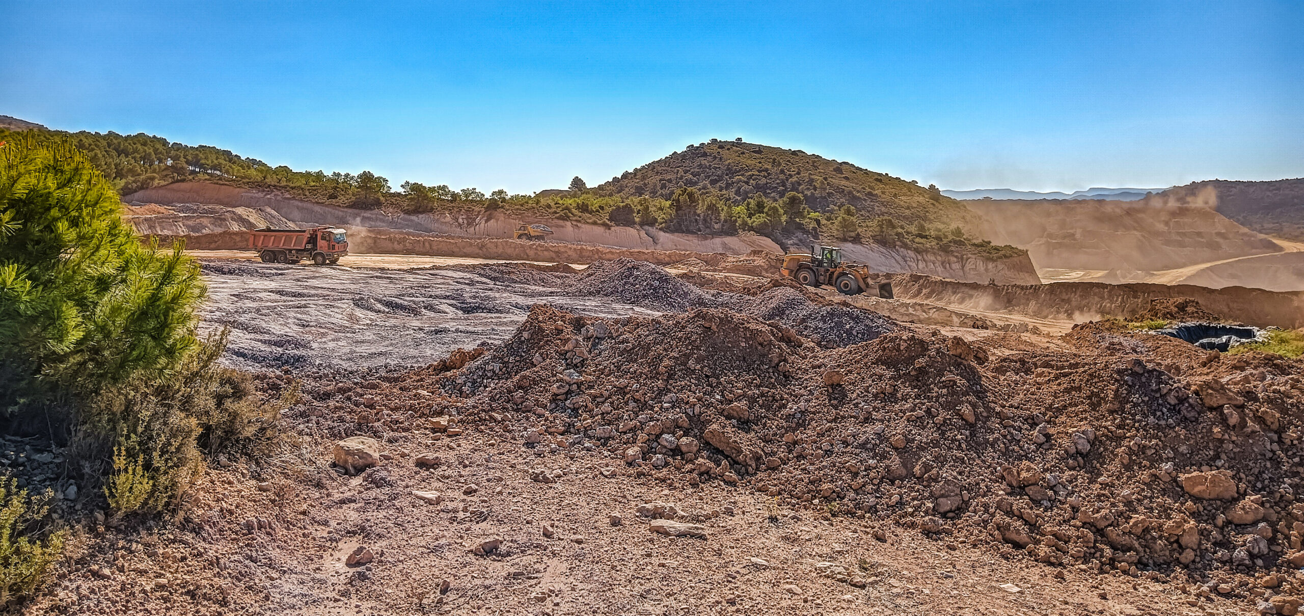 Maquinaria en acción en una explotación a cielo abierto.