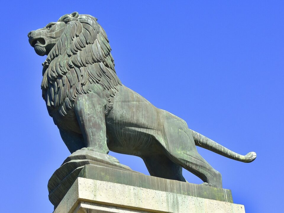 León del Puente de Piedra de Zaragoza