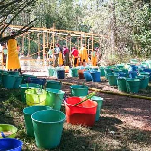 Muestras de sedimento, procedentes de los yacimientos de la Sierra de Atapuerca, puestas en remojo antes de proceder a su lavado y tamizado (levigado) en el que participa Paleoymás